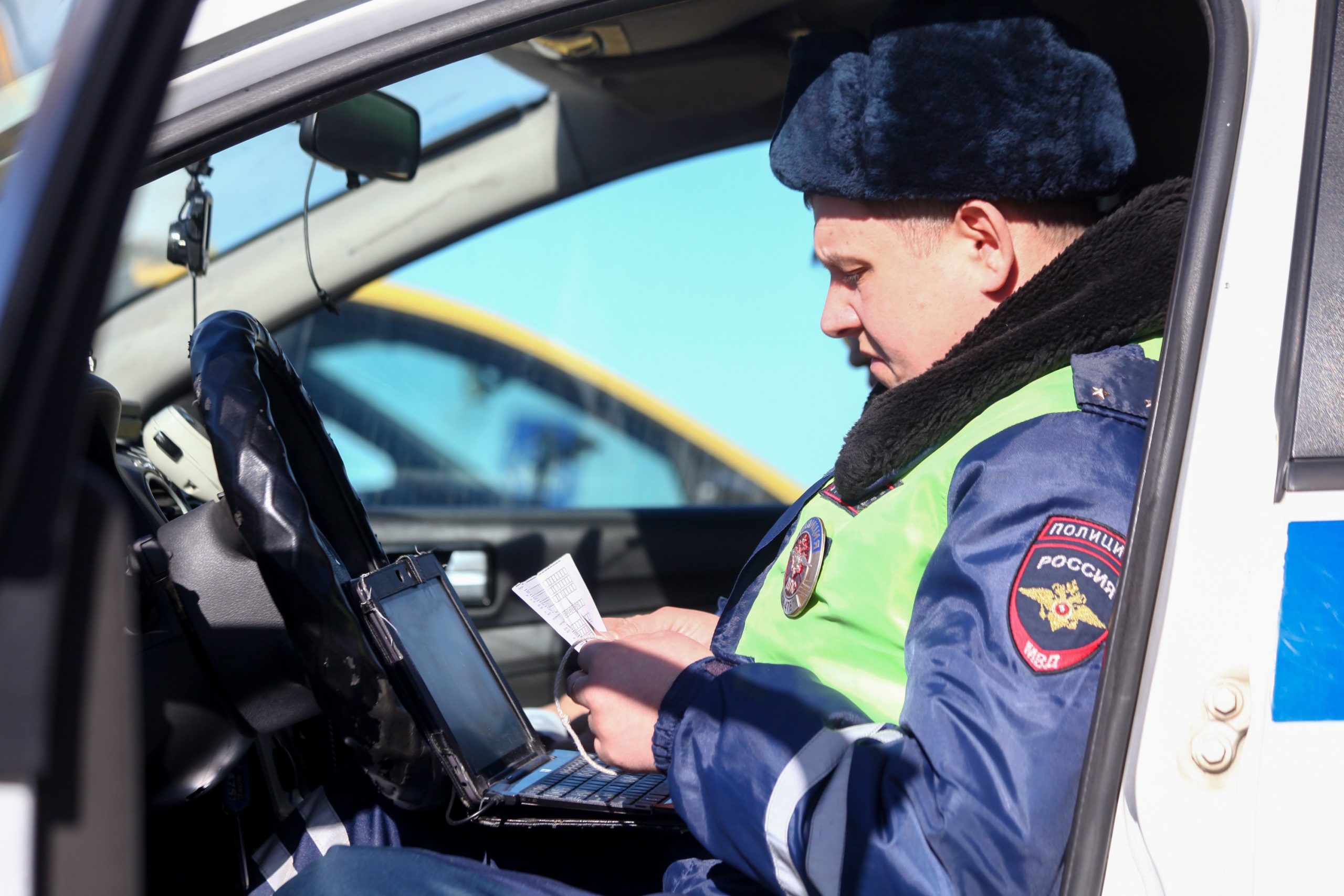 Две иномарки не разъехались на МКАД в районе Северного Тушина