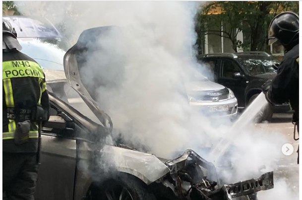 На Планерной женщина сломала ногу, спасая автомобиль от огня