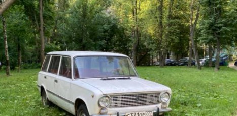 В Северном Тушине раритетную «двойку» рабочие перенесли на руках
