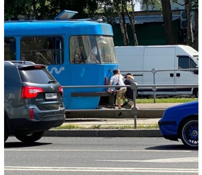 Зацеперы в Северном Тушине устроили опасное развлечение на проезжей части