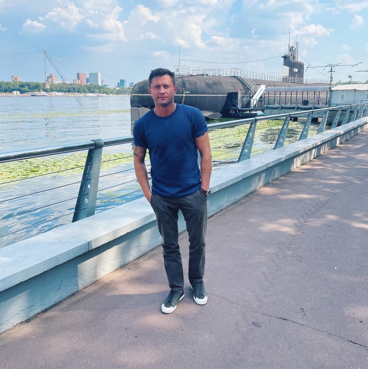 Актер Павел Прилучный «засветился» в парке в Северном Тушине